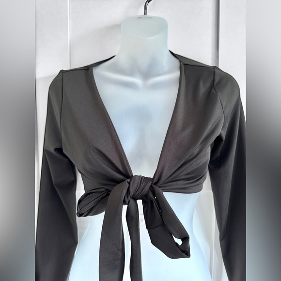 LULU’S Tie-Front Long Sleeve Crop Top Satin Like Finish Size Small Black - Picture 3 of 7